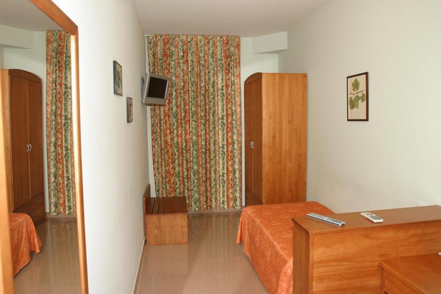 Hotel Fonda Neus Sant Sadurní dʼAnoia Exterior foto